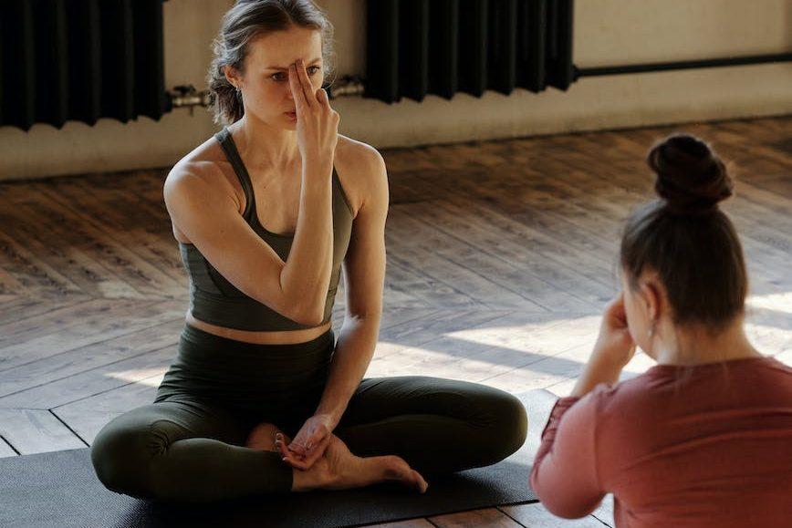 photo of women meditating together, illustrating types of meditation and mindfulness techniques