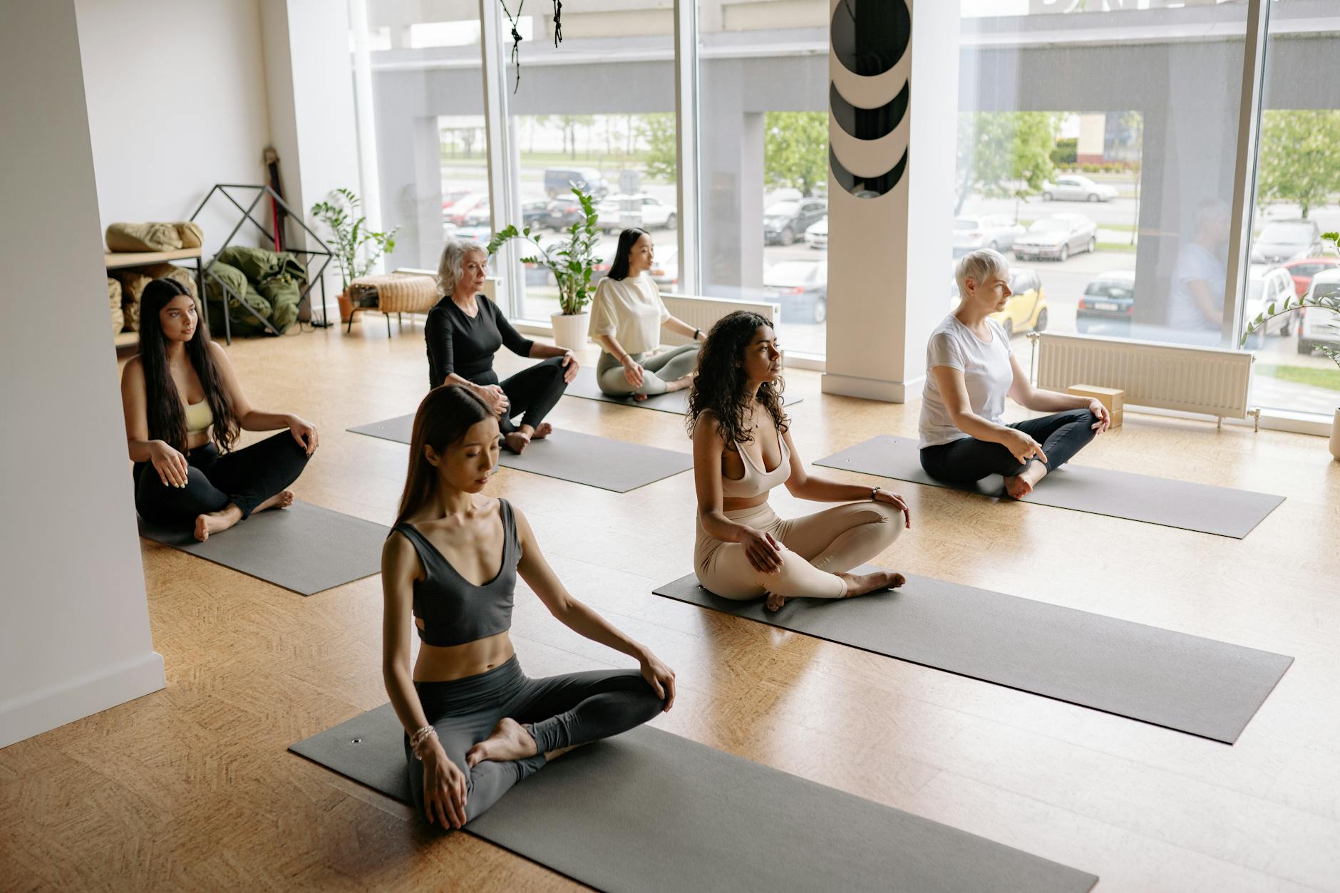 group of women doing yoga exercise, exploring types of meditation and meditation techniques, as well as the benefits of meditation, mindfulness meditation, and how to meditate